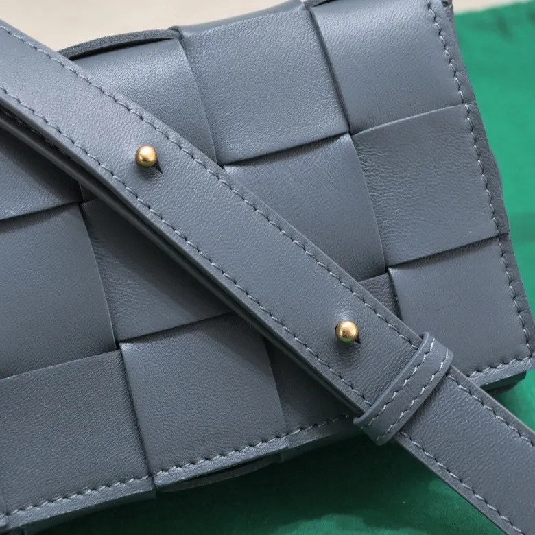 Batch 1320, ready to ship, first release on the whole network ♨️♨️ (mini size) BV sheepskin + 15 grid cassette + limited edition 🉑️🉑️🉑️ Classic style, high-end simplicity, this upper body is super refreshing! Paired with the BV parrot green on the sides, it’s very stylish but not exaggerated! Model: 7587 Size: 19*5.5*12cm
